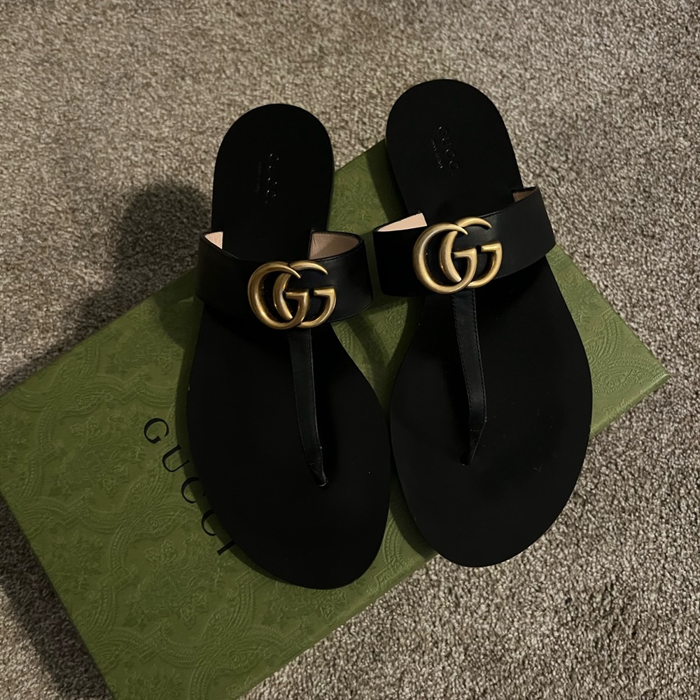 Gucci Black leather thong sandal